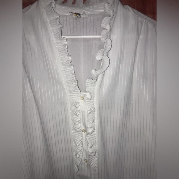 White shirt with buttons 
made by Lee original 
Size Large - Picture 3 of 5